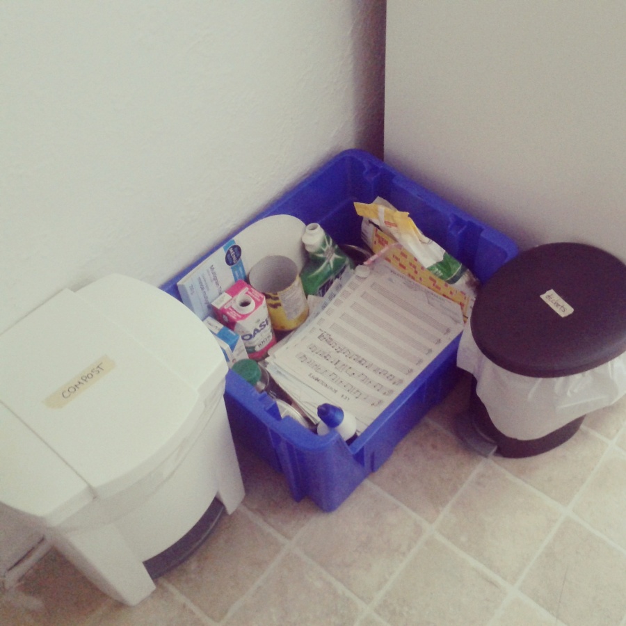 Poubelle blanche : compost|Bac bleu : recyclage|Poubelle noire : déchet (remarquez qu'elle est plus petite que celle réservée au compost!)
